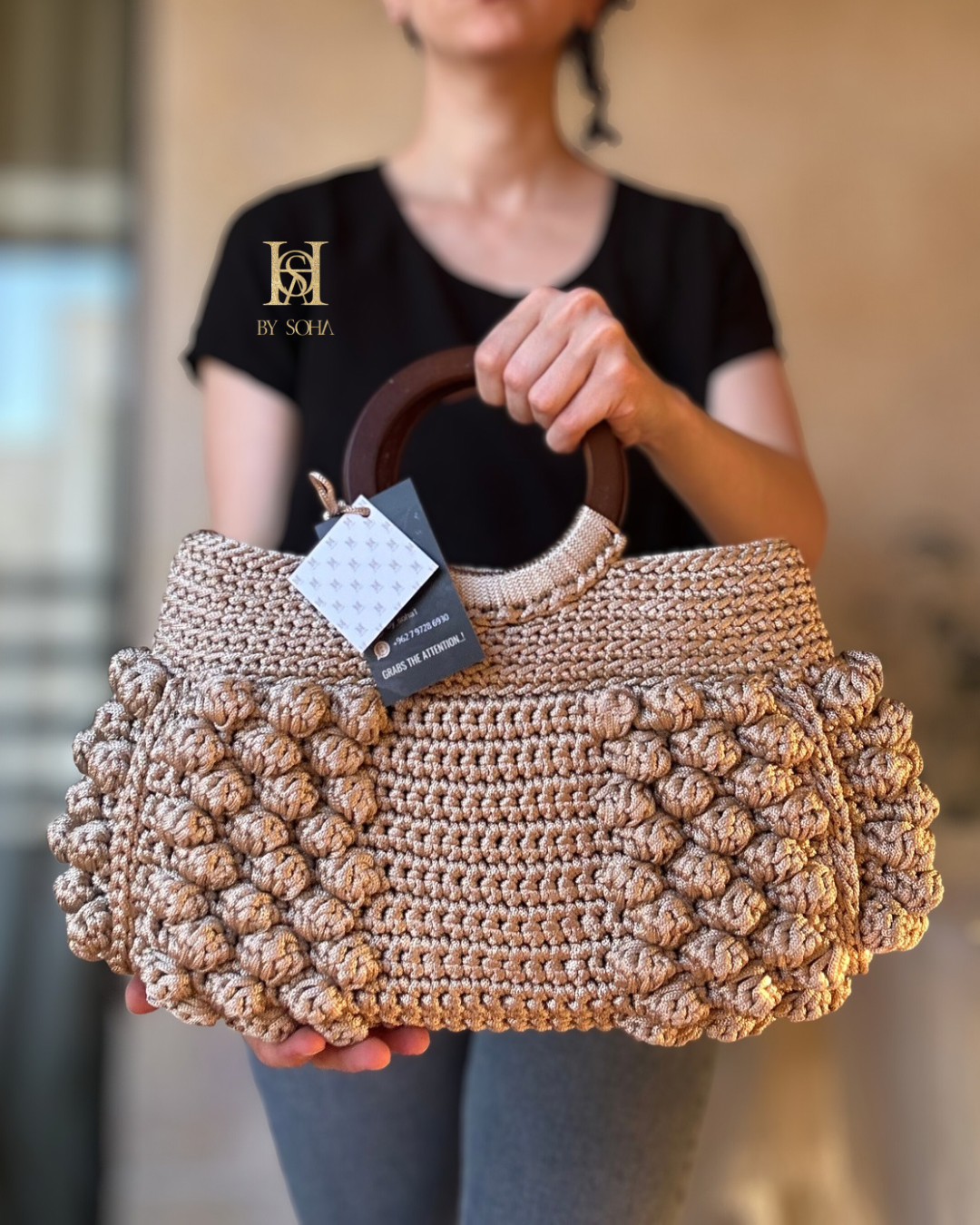 حقيبة بالعرض مع يد خشبية bag with wooden handle