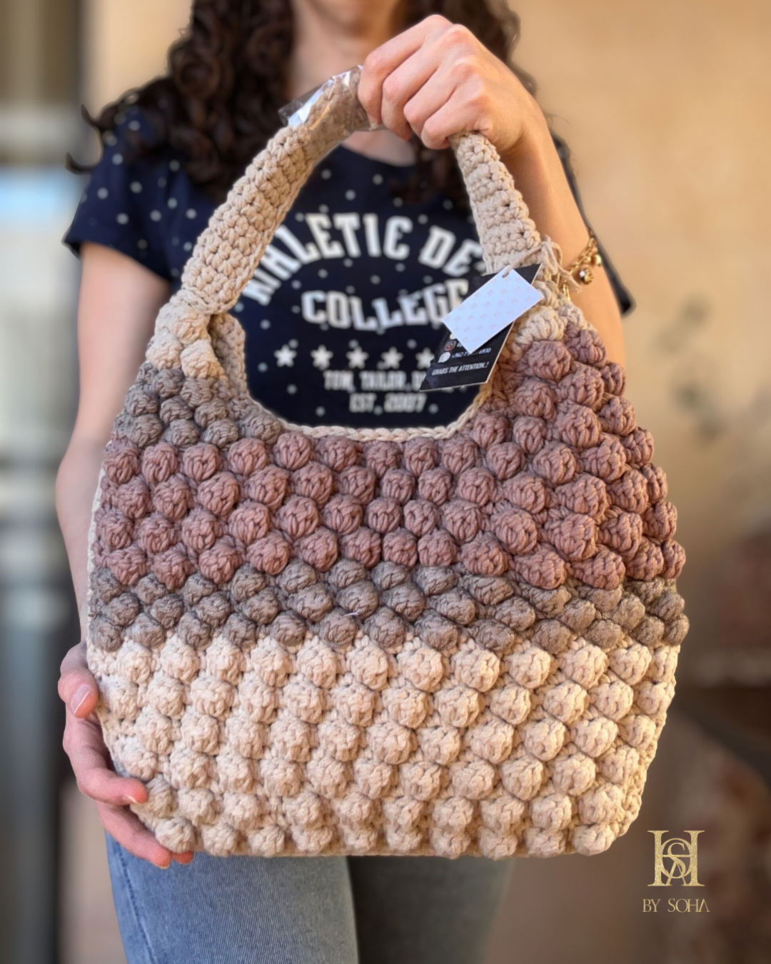 حقيبة عملية بتصميم عصري Practical bag with a modern design