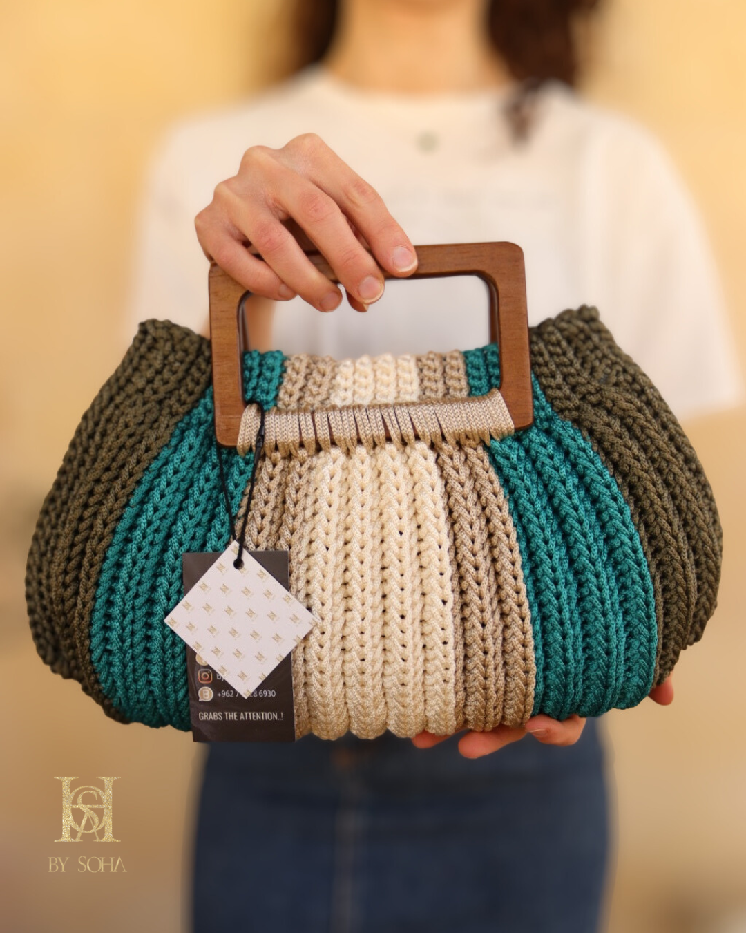 حقيبة يد مع مقبض خشبي انيق